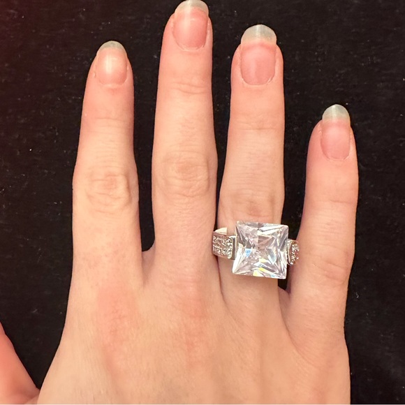 ⬇️Price Drop⬇️NWOT silver ring with large centre stone - Picture 10 of 10